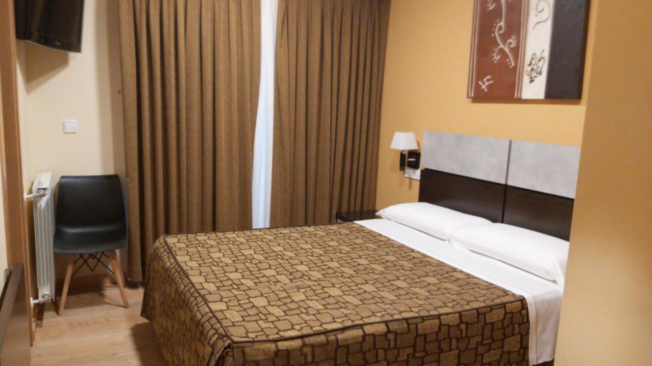 Hotel Reigosa ปอนเตเบดรา ภายนอก รูปภาพ